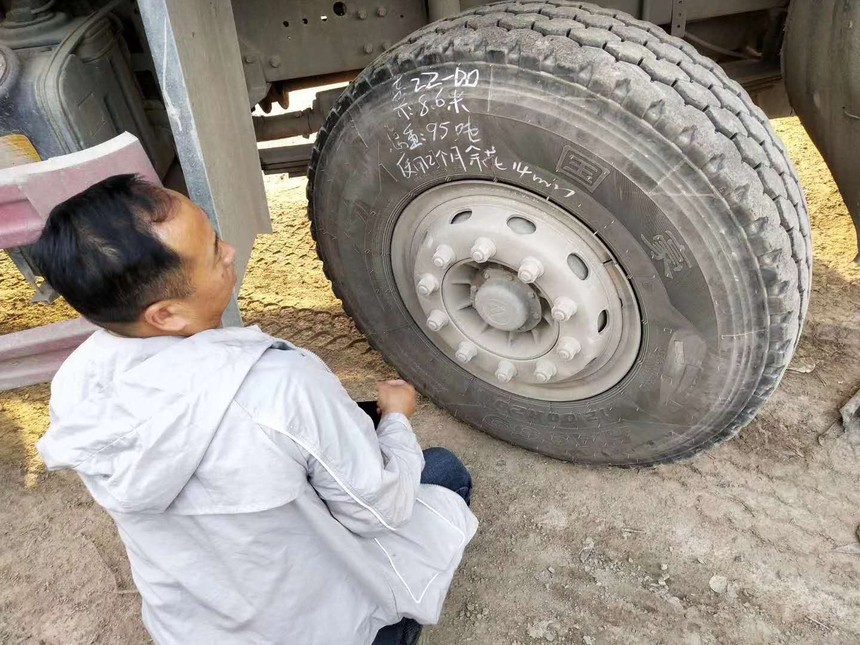 Huaantire's engineer checks tire's data