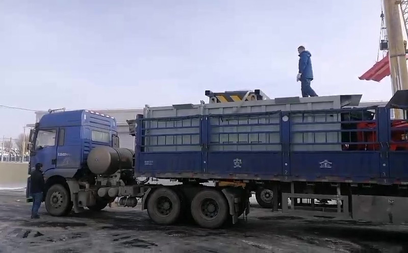 2台垂直式垃圾压缩站发货东北沈阳