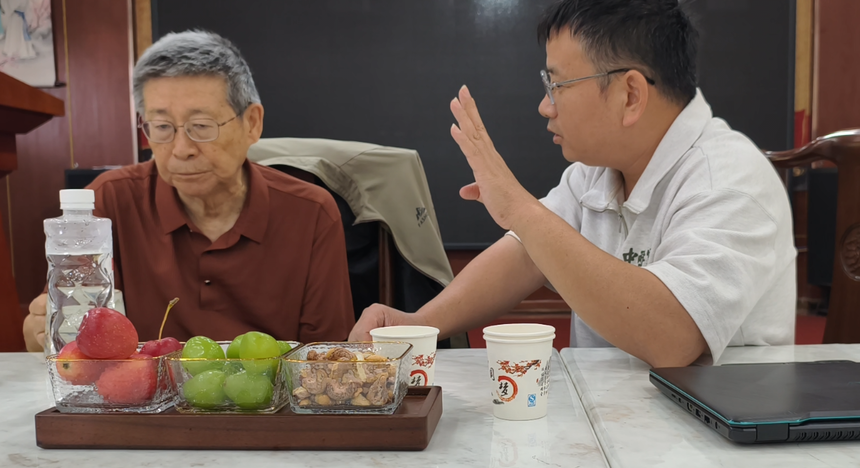 人性智慧心理学创始人王和初向师父郑日昌作理论汇报 人性智慧心理学创始人王和初向师父郑日昌作理论汇报