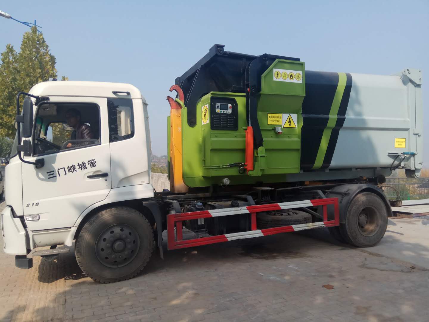 移动式垃圾压缩站发往河南三门峡客户现场 移动式垃圾压缩站发往河南三门峡客户现场