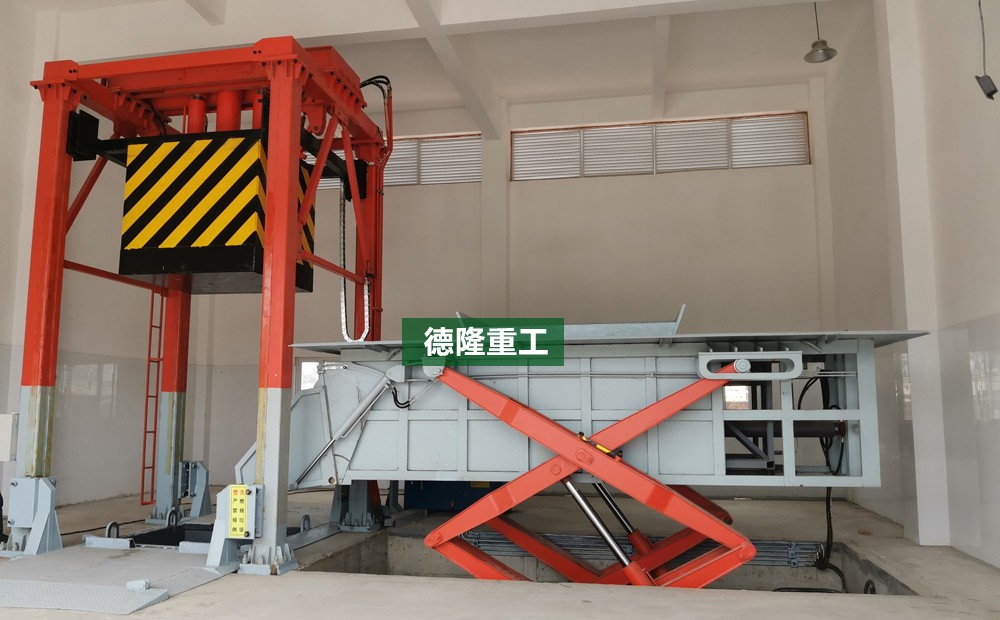 河南省新乡县安装垂直式压缩转运站配套垃圾储存箱（上料机装置）项目现场