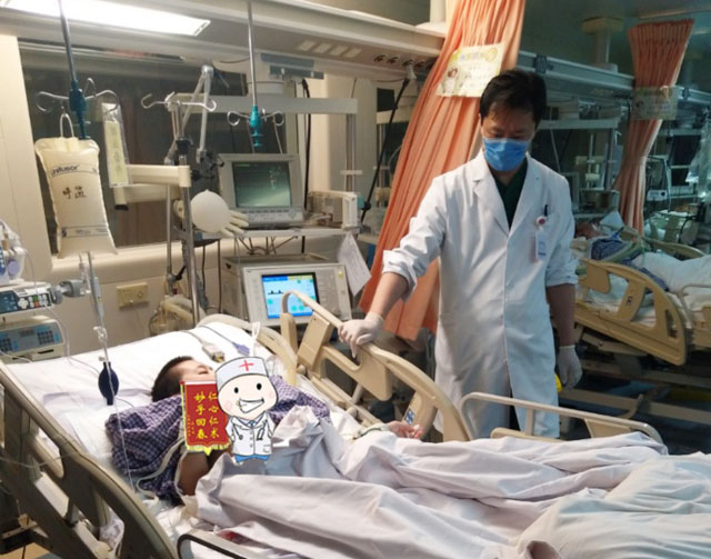 河北姑娘，先天性脊柱侧弯术后并发症，王宇医生在ICU治疗.jpg