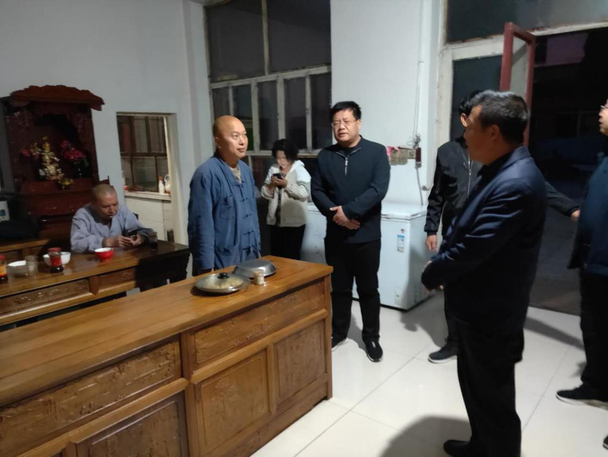 保德县委常委,组织部长,统战部长孟利伟和政府副县长白候平在水陆寺