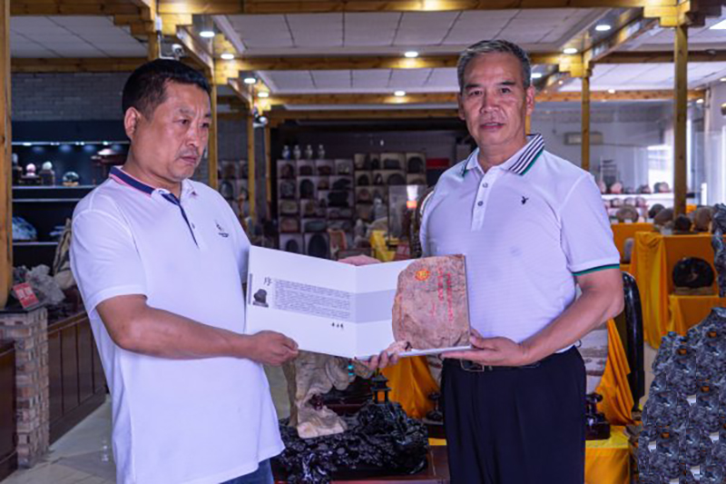 洛阳市研学专家梁艺峰一行走访考察洛阳奇石城 洛阳市研学专家梁艺峰一行走访考察洛阳奇石城