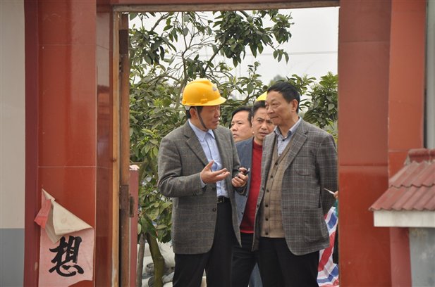 集團(tuán)公司董事長鄒為民介紹基地建設(shè)情況圖一02.jpg