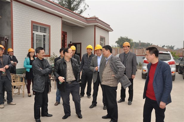 集團(tuán)公司董事長鄒為民介紹基地建設(shè)情況圖二03.jpg