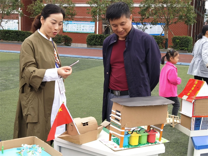 (湖北)龙镇小学举行"爱家乡生态小工匠"作品展