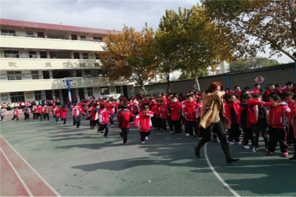 �߰� ��ʵ�������Σ�������ȫ���ա��������е���ʮ��Сѧ��չ����������ɢ����������(1)170.png