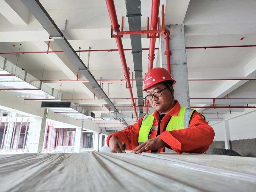 ͼΪ����ɽ�ظ���վվǰ�㳡��������ʩ��Ŀ���̲�����Ǯ�ĺ���ʩ���ֳ��Թ����������в������գ��޽��� �㣩 (3).jpg