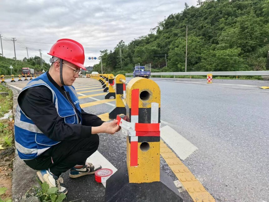 ����·�ż��ű����ڽ���˾���ϳ���G107��Ŀ-��β����������ճ�����⾯ʾ��ʶ (��С�� ��).jpg