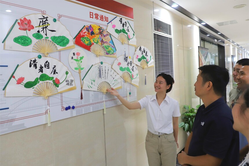 �����ڽ���˾����ְ�����ڲιۡ�СС��������Ա�����Ƶġ������ȡ���Ʒ���޵��� �㣩.JPG