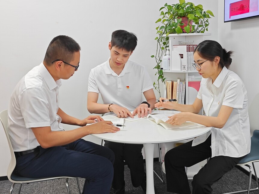 华东分公司党员进行学习交流.jpg
