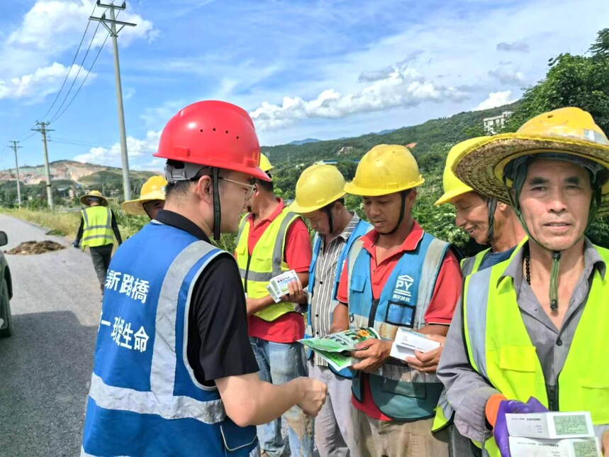 �����ڽ���˾���ϳ���G107��Ŀ�ļ���������ϵһ��ο�ʻ  ������ ����.jpg