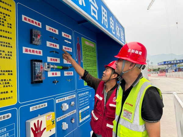 ͼΪ����ɽ������ҽԺ������Ժ���ڽ�����Ŀ��ȫԱΪ��Ŀ������Ա�������ϵ��������ߡ��ӵذ������ߣ����� �㣩(1).jpg