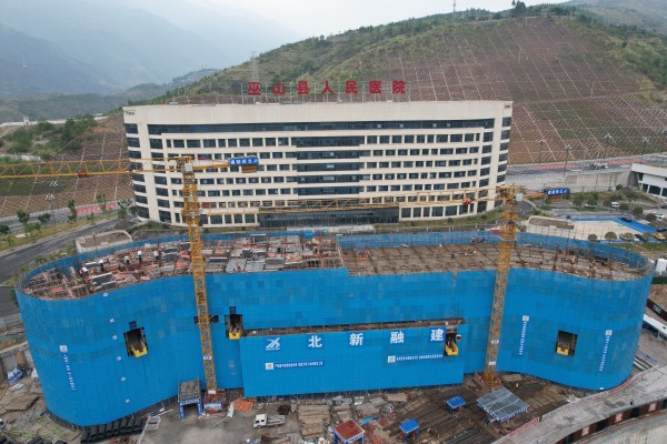 ͼΪ����ɽ������ҽԺ������Ժ���ڽ�����Ŀ2024��10��12�����溽��ͼ������Ŀǰ����Ŀ����ʩ�����������6�㣬���ڽ���7��ֽ����¥�а尲װ��ҵ������ �㣩1(1).jpg