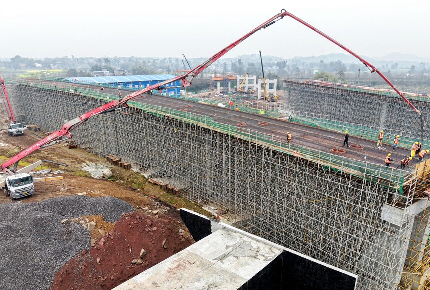 1741595319544804.jpg E匝道桥顶板混凝土浇筑施工现场(单飞龙 摄).JPG