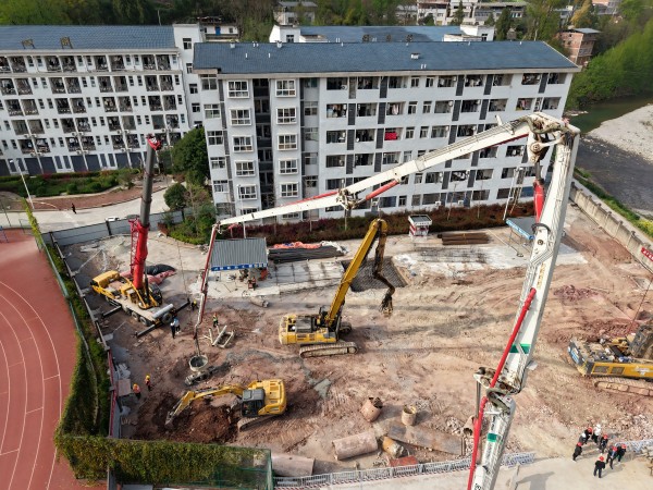 ͼΪ�������ڽ���˾��ɽ�عٶ���ѧѧ�������������Ŀ�����в�����׮���������������ֳ������� �㣩(1).jpg