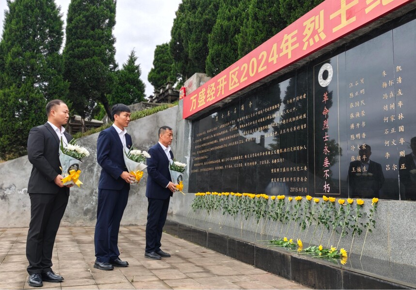 ͼΪ������·�ż��ű����ڽ���˾��ƽ�ذ�����Ŀȫ�嵳Ա������ʿӢ��ǽ�ж�������֣���� �㣩.jpg