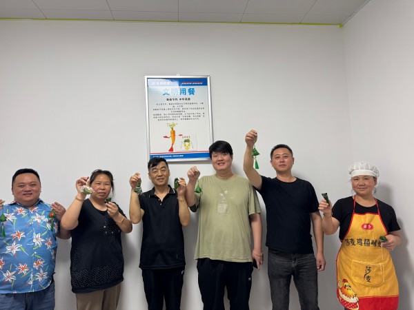 ͼΪ����ɽ������ҽԺ������Ժ���ڽ�����Ŀְ������ں�Ӱ������ �㣩(1).jpg