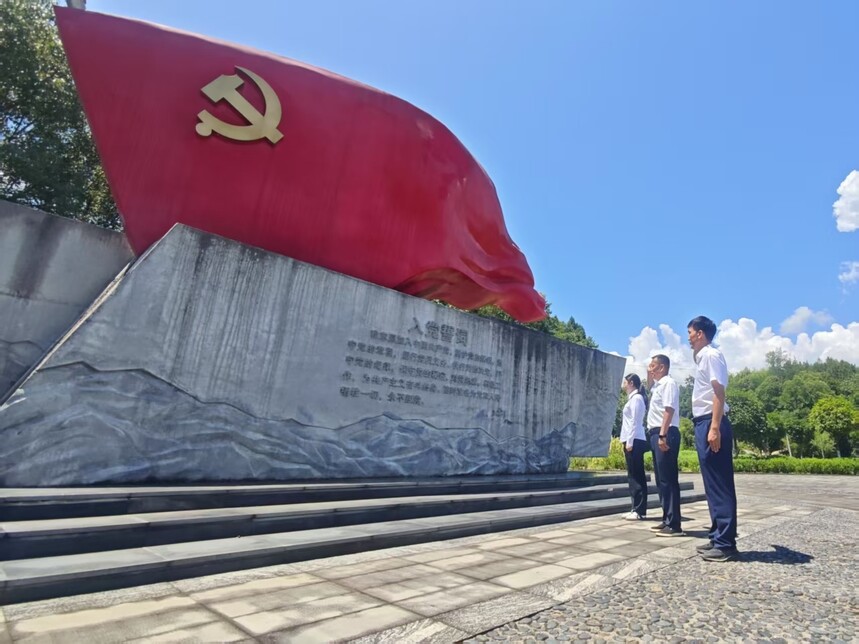 ͼΪ������·�ż��ű����ڽ���˾��ƽ�ذ�����Ŀȫ�嵳Ա�����뵳�Ĵʣ����ΰ �㣩.jpg