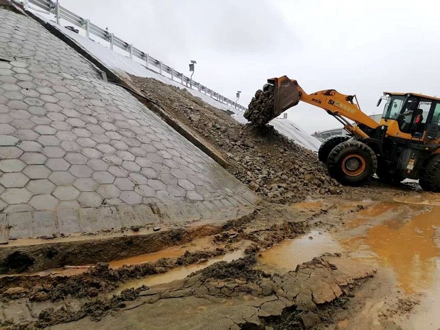 ͼ��Ϊʹ�ô��ͻ�е�豸�Ա��½��з�ѹ�ӹ̣���Ӱ ���¾���_����.jpg