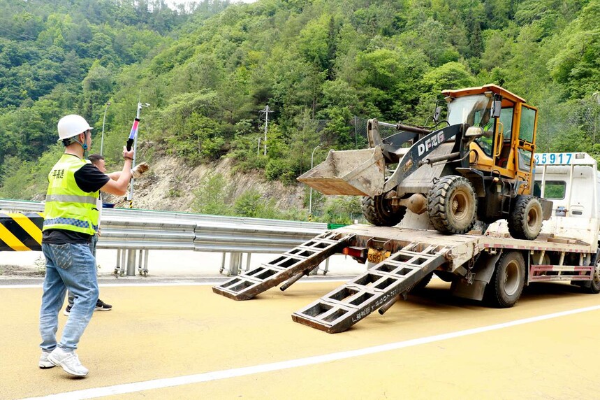 ͼ��Ϊ��ƽ���ٹ�·������Ŀ����ҵ�ֳ�ת�˻�е����Ӱ ����棩_����_����.jpg