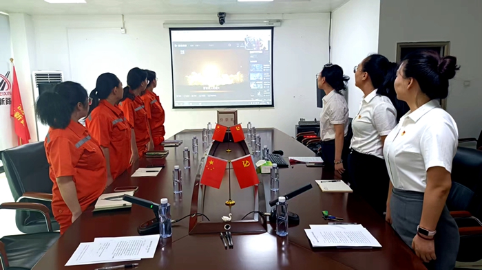 ͼһΪ���᳡�೪�����衷��ȫ��Ůְ����������Ӱ ����棩_����.jpg