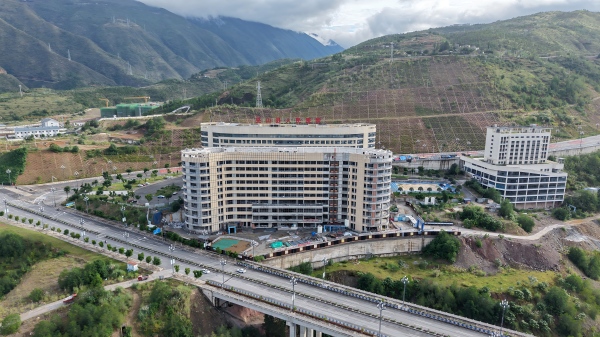 ͼΪ�������ڽ���˾��ɽ������ҽԺ������Ժ���ڽ�����ĿԶ��ͼ������ �㣩(1).jpg