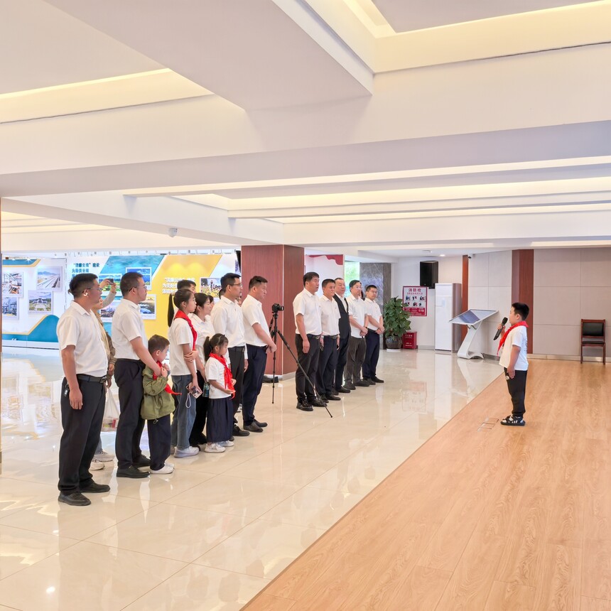 3.ͼΪ����·�ż��ű����ڽ���˾���ϳ����ܰ�ְ����Ů����Ϊ�ɲ�ְ��������κ��ѩ �㣩.jpg