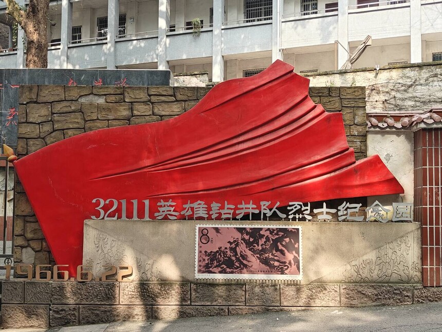 ͼ1 32111Ӣ���꾮����ʿ����԰���� .jpg