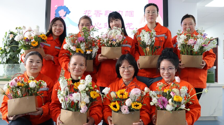 3.ͼΪ����·�ż��ű����ڽ���˾���ϳ�����Ŀ�ܰ�Ůְ����Ů�ں��գ���̩�� �㣩.jpg