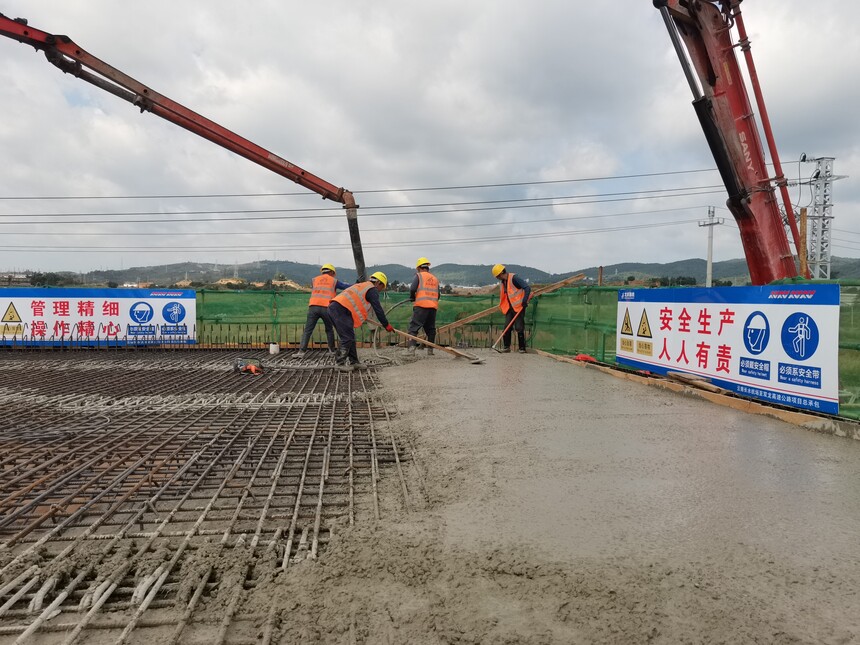 2.ͼΪ����·�ż��ű����ڽ���˾���ϳ����ܰ��ʻƻ�ͨ���������ֳ������� �㣩_����.jpg