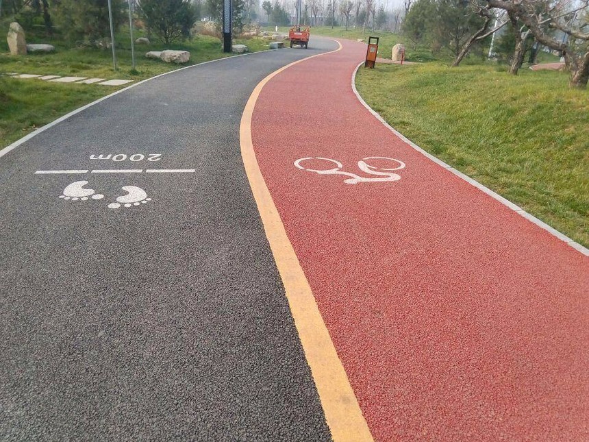 Colored asphalt pavement