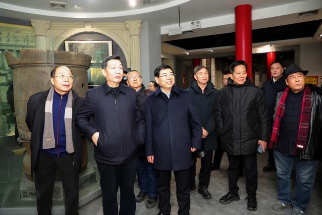 姜新文表示,汾酒作为中国白酒的鼻祖,是山西的一张靓丽名片,是山西人