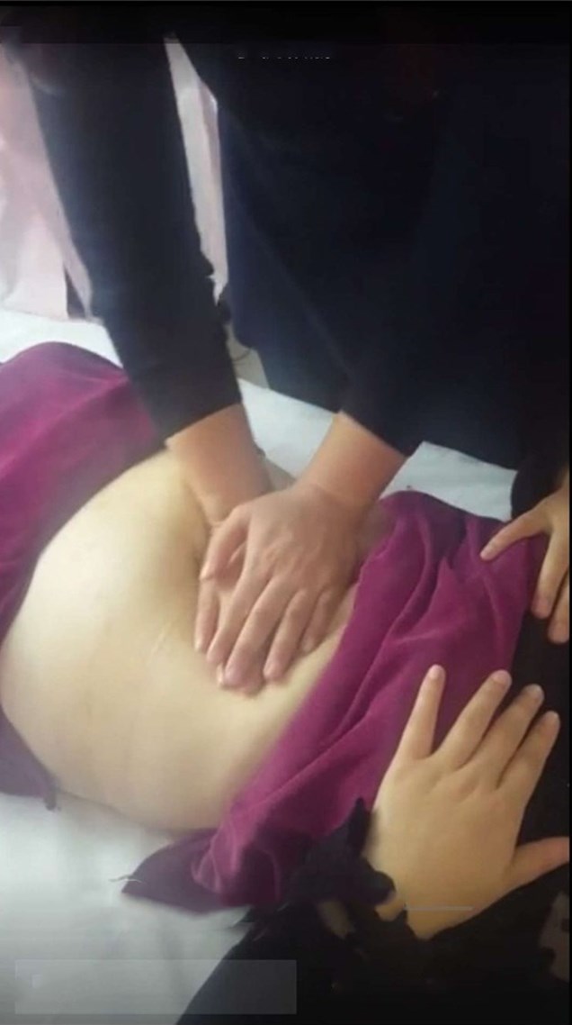 1577552440849970.jpg 技师为客户理疗.jpg