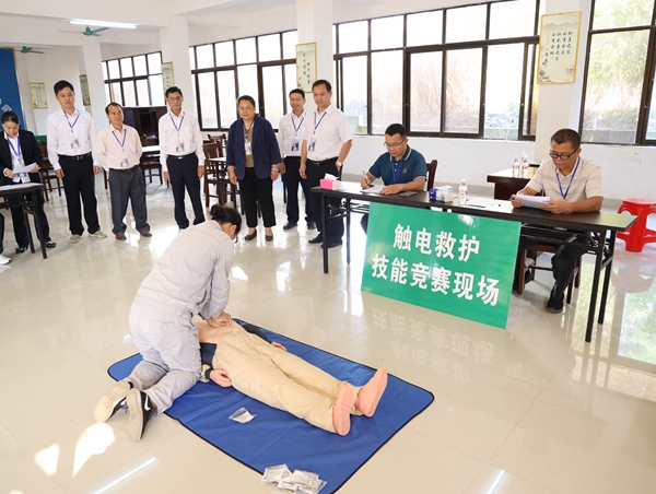 触电急救比赛现场.JPG