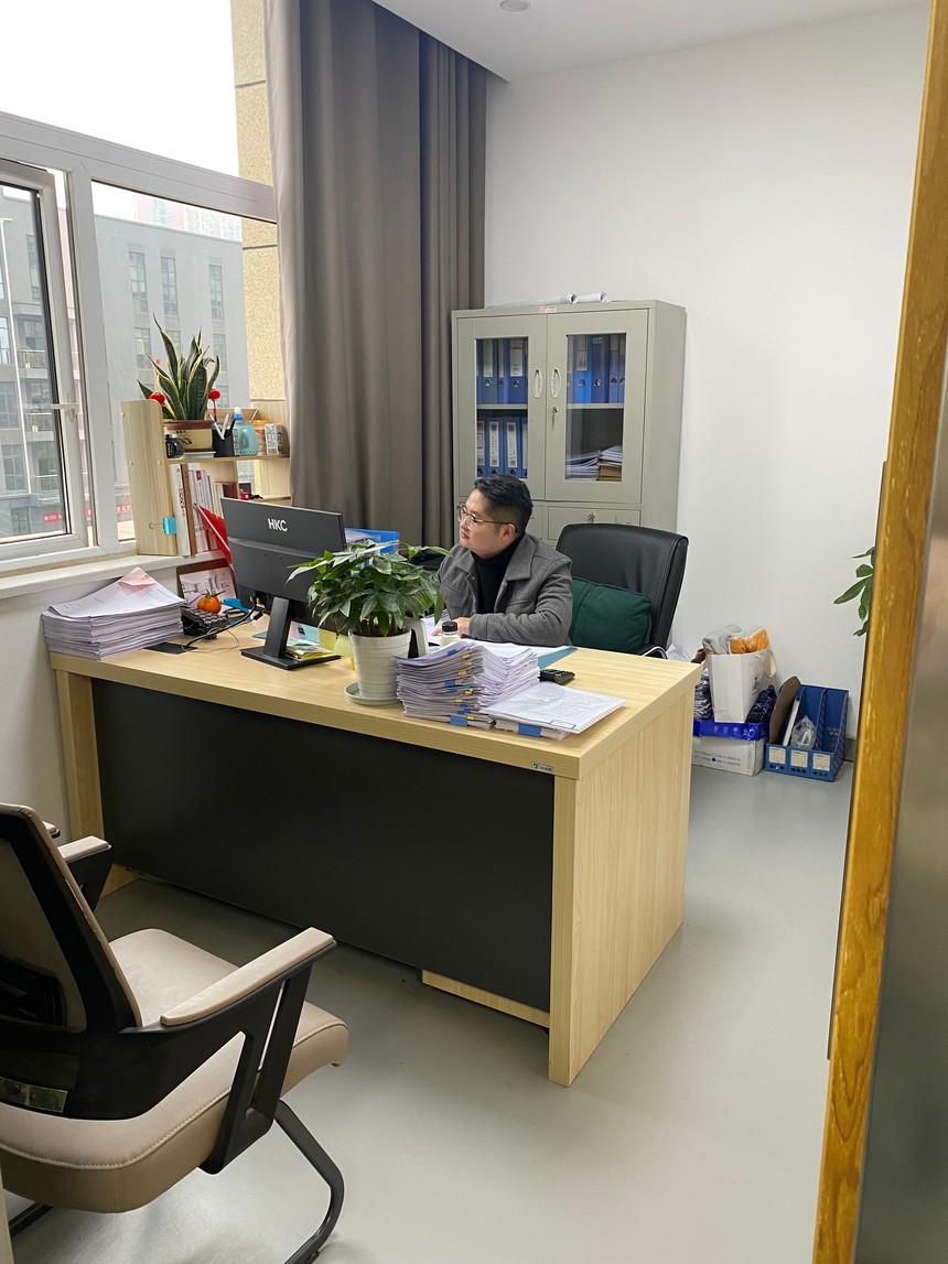 在集团公司财务部,为确保月度账务清晰,部门员工全体放弃休假,投入