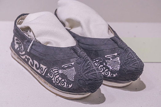 探寻中国清朝传统服饰的璀璨之美_新媒网