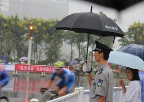 雨中執(zhí)勤