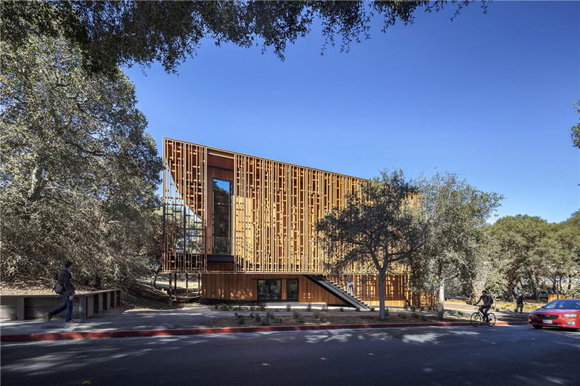 1588838846821701.jpg 002-stanford-university-denning-house-by-ennead.jpg