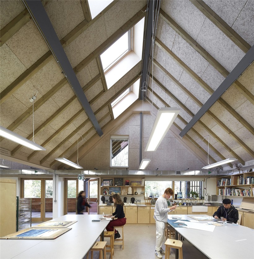 Bedales_School_of_Art_and_Design_Building_-_Copyright_Hufton___Crow_(2).jpg