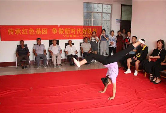 �����صڶ�Сѧ��չӭ��һ�����к�ɫ����ο�ʻ1.jpg