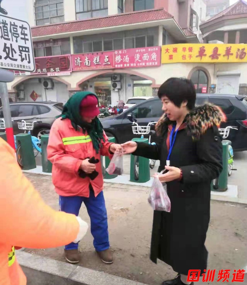 1641868933269672.jpg 山东梁山水泊爱心志愿者协会开展“一碗香粥温暖全城”暖心活动1.jpg