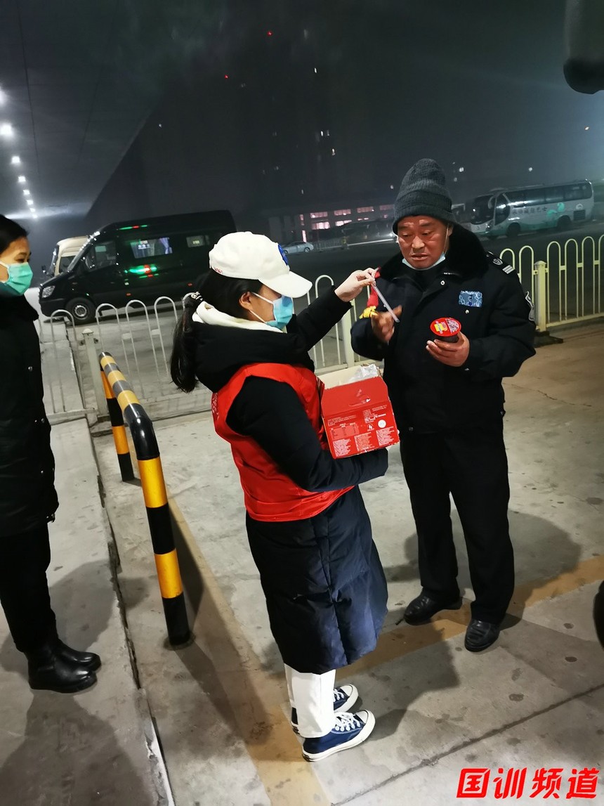 1641869058968625.jpg 山东梁山水泊爱心志愿者协会开展“一碗香粥温暖全城”暖心活动3.jpg
