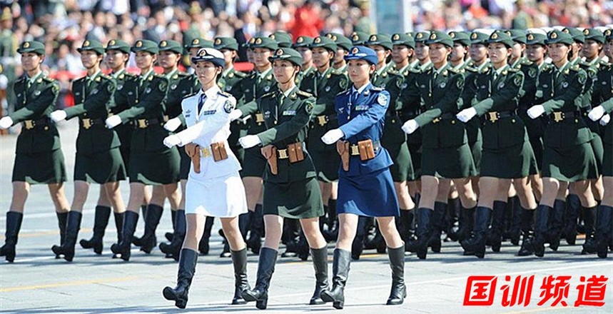 女民兵方队穿着三五一三厂制作的阅兵鞋接受检阅.jpg