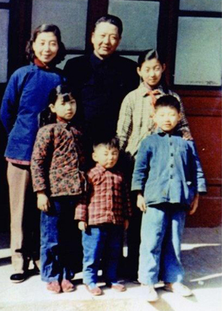 1650536939702076.png 1959年,习仲勋和家人在一起。图片来源:人民日报海外网.png