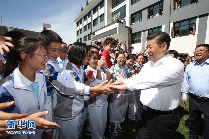 1650536956754798.png 2016年9月9日,习近平来到北京市八一学校,看望慰问师生,向全国广大教师和教育工作者致以节日祝贺和诚挚问候。这是习近平离开学校时与教师和学生依依惜别。新华社记者 姚大伟 摄.png