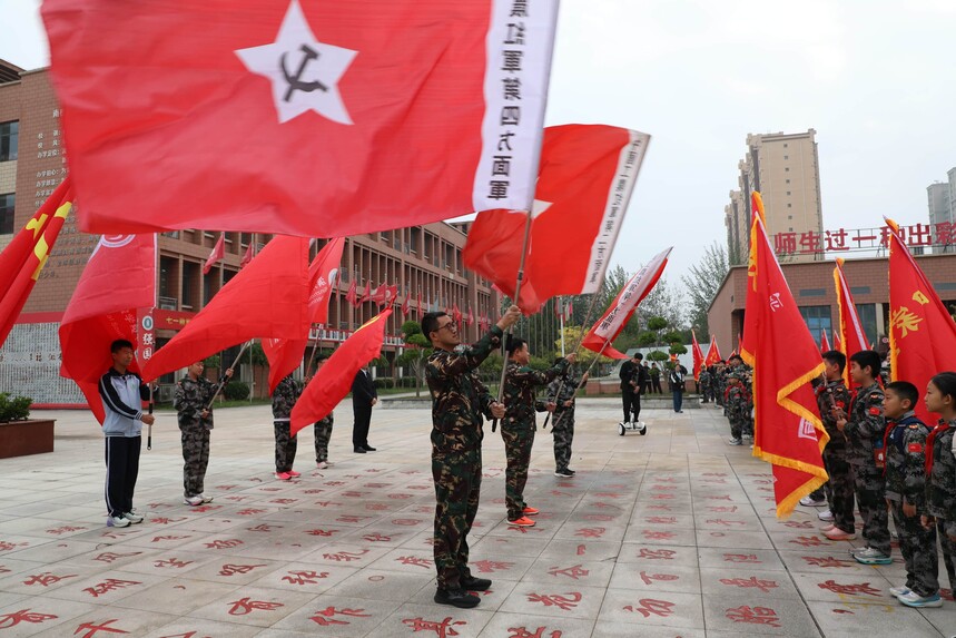 1760693823456867.jpg 山东滨州实验学校南校区举行长征胜利主题拉练活动1 (1).jpg