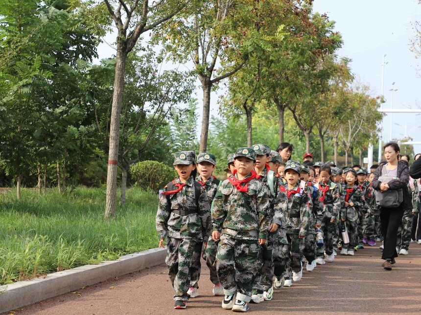 1760693950923091.jpg 山东滨州实验学校南校区举行长征胜利主题拉练活动2 (1).jpg