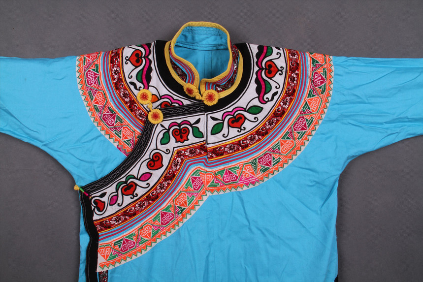 彝族贴绣虎头纹女上衣